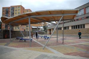 Prostor před Základní školou 17. listopadu je jedním v nejviditelnějších výsledků ukončené další fáze regenerace sídliště Sever.<br/>                                                                    
FOTO: DAVID MACHÁČEK
