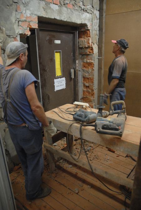 V kulturním domě začaly práce na modernizaci a především prodloužení výtahu, který má zajistit pohodlný přístup imobilním lidem do městské knihovny.<br/>                                        
FOTO: DAVID MACHÁČEK
