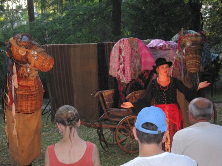 Divadlo Líšeň se se svým pouličním představením v nově zkoušeném prostoru u Šustalovy vily těšilo velmi slušnému zájmu diváků.<br/>                                                                     
FOTO: DAGMAR RYSOVÁ
