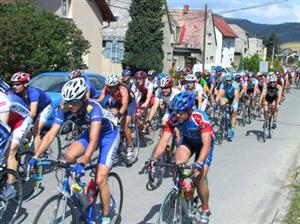 Peloton během silničního podniku Beskydtour projížděl Štramberkem a pokračoval na Libotín.<br/>  FOTO: ONDŘEJ ZAPLETAL