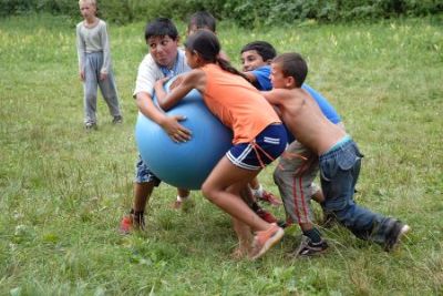 Cirkusovému táboru Klubu Kamarád počasí příliš nepřálo. Proto kdykoliv to počasí umožnilo, všechny programy se uskutečňovaly pod širým nebem.<br/>                                     
FOTO: DAVID MACHÁČEK
