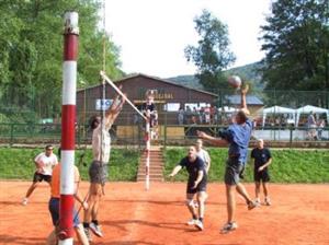 Hráči Kopřivnice útočí v duelu se štramberským týmem v úvodním setu, který vyhráli 25:16. Celý zápas pak skončil výhrou domácích.<br/>                                                                 
FOTO: ONDŘEJ ZAPLETAL
