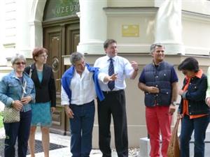 Delegace z italského družebního města Castiglione del Lago navštívila mimo jiné i muzeum v Lašské vile.<br/>                             
FOTO: DANA HOĎÁKOVÁ
