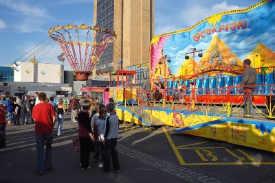 Stánků se na letošní kopřivnické pouti objevilo méně, zato nájem, který městu nechali provozovatelé atrakcí, byl vyšší.<br/>                                                                               
FOTO: DAVID MACHÁČEK
