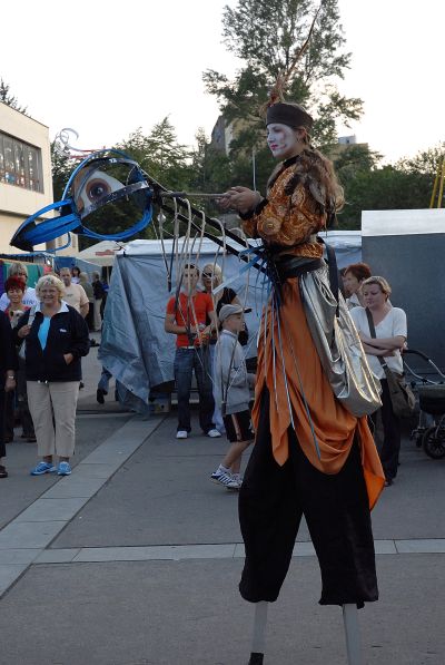 Výtvarně akrobatická show Ptáci divadla Studna byla součástí letošního Bartolomějského večera.  Večer před poutí přinesl kromě divadel také koncerty a filmovou projekci.<br/>     
FOTO: DAVID MACHÁČEK
