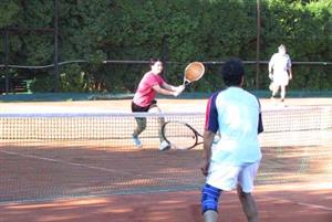 Dvojice Cváček, Lindnerová (čelem k síti) se dostala až do finále čtyřhry tenisového turnaje.<br/> FOTO: ONDŘEJ ZAPLETAL