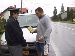 Policejní akce ’Auto je zbraň’, kdy řidiči dostávali videokazety s filmy zaměřenými na bezpečnost v dopravě, proběhla v Hodslavicích a potom v Mošnově.<br/>              
FOTO: ILONA HOFFMANNOVÁ
