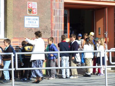 Počet školáků je menší, do prvních tříd nastoupilo mnohem méně dětí, než jich bylo v únoru u zápisů. Rodiče u většiny z nich požádali o odklad.<br/>                                             
FOTO: DAVID MACHÁČEK
