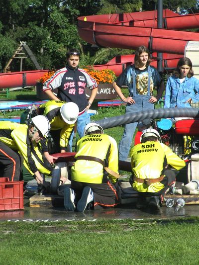 Před samotným startem si všechna soutěžící družstva dobrovolných hasičů pečlivě skládala hadice, neboť každá nepřesnost se mohla odrazit ve výsledném čase<br/>                  
FOTO: DANA HOĎÁKOVÁ
