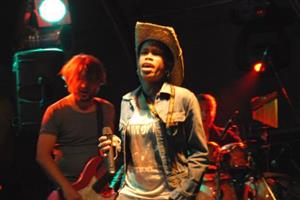 Monkey Business svým vystoupením v závěru novojičínských slavností strhla svou energií zaplněné náměstí. To hudbou skupiny pulzovalo skoro až do půl jedné.<br/>        
FOTO: DAVID MACHÁČEK
