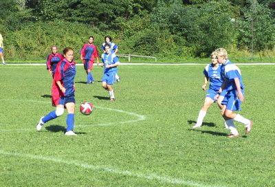Fotbalistky Slovanu Ostrava se snaží udržet míč na polovině domácího týmu. Hráčky Lubiny však nic neponechaly náhodě a zvítězily 3:0.<br/>                                                  
FOTO: ONDŘEJ ZAPLETAL

