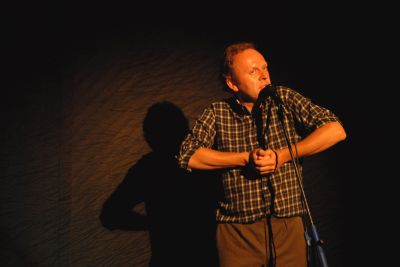 Jaroslav Dušek rozehrál před publikem v Noře svou další improvizační smršť. Partnery mu byli Pjér Lašéz a Zdeněk Konopásek.<br/>                                                                
FOTO: DAVID MACHÁČEK
