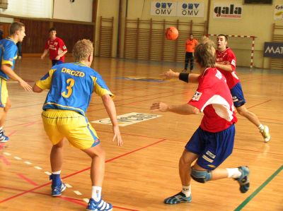 Tomáš Veřmiřovský nahrává z pozice křídla míč na spojku v prvním vítězném zápase kopřivnických házenkářů v letošní extraligové sezoně.<br/>                                               
FOTO: ONDŘEJ ZAPLETAL
