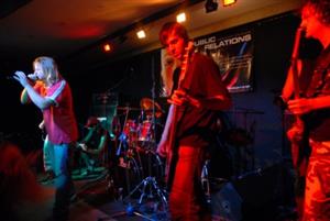 Minulý týden v sobotu se na pódium v Noře vrátila příborská rocková kapela Public Relations. V klubu natáčela materiál pro své DVD.
FOTO: DAVID MACHÁČEK