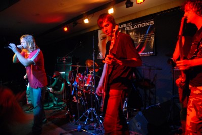 Minulý týden v sobotu se na pódium v Noře vrátila příborská rocková kapela Public Relations. V klubu natáčela materiál pro své DVD.
FOTO: DAVID MACHÁČEK