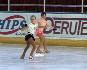 Sedmileté kopřivnické krasobruslařky předvádějí povinné prvky při sobotních výkonnostních testech, které se uskutečnily na zimním stadionu.
FOTO: ONDŘEJ ZAPLETAL