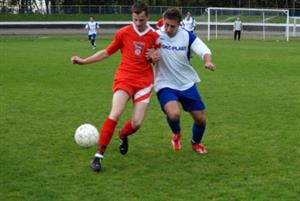 Hráči Kateřinic (v tmavém) byli v nedělním zápase 1. B třídy nepříjemným soupeřem domácím fotbalistům z Vlčovic-Mniší.
FOTO: DAVID MACHÁČEK