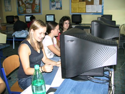 Studentky gymnázia z německého Zwönitzu si v rámci výměnného pobytu na zdejší ZŠ Alšova vyzkoušely i místní učebnu informatiky.<br/>
FOTO: ILONA HOFFMANNOVÁ