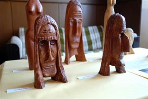 Právě probíhající Týden knihoven v té kopřivnické zpestřuje také výstava dřevěných plastik místního  řezbáře Pavla Kahánka. <br/>
FOTO: DAVID MACHÁČEK