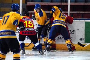 S krnovskými soupeři sehráli kopřivničtí hokejisté také řadu důrazných soubojů u hrazení. Jejich snahu nakonec korunoval výsledek 7:3. <br/>
FOTO: DAVID MACHÁČEK