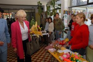 Běla Jensen, zakladatelka humanitární organizace ’Stonožka’, navštívila ZŠ Milady Horákové. <br/>
FOTO: DAVID MACHÁČEK