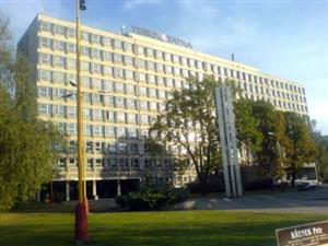 ... dnes bude budova sloužit několika úřadům. Označení bývalého majitele Tatry by z její střechy mělo již brzy zmizet.