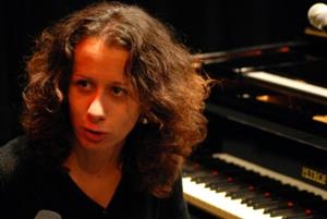 Ester Kočičková se před týdnem představila v kulturním domě jako šansoniérka, ale i svůj koncert kořenila typickým sarkastickým humorem. <br/>
FOTO: DAVID MACHÁČEK