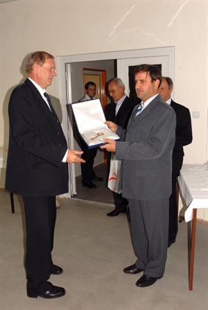 Symbolický klíč od budovy nové radnice předal během slavnostního otevření starosta města Jiří Tichánek tajemníkovi Městského úřadu Kopřivnice Josefu Jiříkovi.<br/>                 
FOTO: DAVID MACHÁČEK
