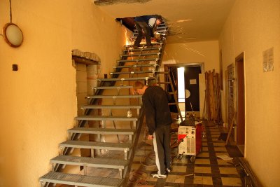 Schody budované v nejvyšším patře Katolického domu povedou k nově budovanému multifunkčnímu sálu v podkroví<br/>.         
FOTO: DAVID MACHÁČEK
