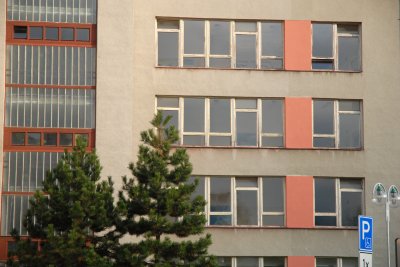 Okna v budově ZŠ 17. listopadu se budou v příštím roce postupně podle finančních možností vyměňovat.<br/>                                      
ILUSTRAČNÍ FOTO: DAVID MACHÁČEK
