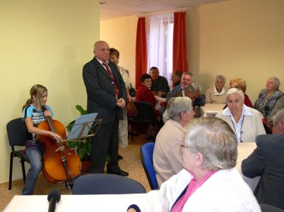 Slavnostní otevření zrekonstruovaného rodného domu Kristiána Davida v Ženklavě a jeho předání seniorům provázely hudební vystoupení a projev starosty obce.<br/>   
FOTO: ILONA HOFFMANNOVÁ
