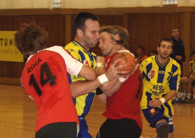 Domácí házenkáři se v souboji proti obraně Zubří prosazovali jen těžce, a proto také v nedělním duelu podlehli favoritům utkání 20:29.<br/>                                                          
FOTO: ONDŘEJ ZAPLETAL
