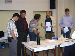 Členové výběrové komise vybírají z přihlášených návrhů na budoucí podobu ceny města. Nakonec se však na konečném návrhu neshodli.<br/>                                                       
FOTO: DAVID MACHÁČEK
