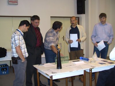 Členové výběrové komise vybírají z přihlášených návrhů na budoucí podobu ceny města. Nakonec se však na konečném návrhu neshodli.<br/>                                                       
FOTO: DAVID MACHÁČEK
