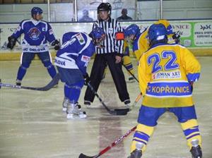 Juniorští hokejisté v domácím ligovém zápase měli za úkol porazit Orlovou. Utkání se zvrtlo v divokou přestřelku a soupeři se rozešli smírně 11:11.<br/>                                        
FOTO: ONDŘEJ ZAPLETAL

