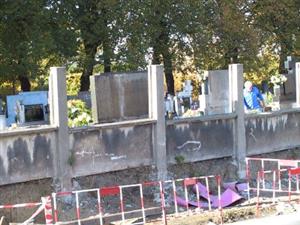 V Příboře započala první etapa rekonstrukce hřbitova obnášející mimo jiné kompletní výměnu oplocení. Celkové náklady jsou odhadovány na 18 milionů korun.<br/>           
FOTO: ILONA HOFFMANNOVÁ
