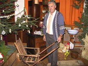 Netradiční podzimní výstava přitáhla návštěvníky z Hrabyně i z Opavy. Na snímku Břetislav Vaněk u dobového kočárku.<br/>     
FOTO: ILONA HOFFMANNOVÁ
