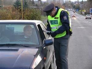 V rámci dopravně-bezpečnostní akce kontrolovali policisté, zda řidiči nepožili před jízdou alkohol. U většiny z nich přístroj nenaměřil žádné hodnoty.<br/>                                
FOTO: DANA HOĎÁKOVÁ
