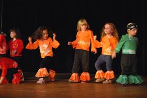 Letošní ročník přehlídky tance zpěvu a dramatické tvorby handicapovaných dětí byl nejen jubilejní, ale také nejbohatší na počet účinkujících.<br/>                               
FOTO: DAVID MACHÁČEK
