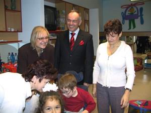 Se zájmem si jednatel společnosti Brose CZ Michael Daniel prohlédl zařízení speciální  školy pro děti s více vadami.<br/>    
FOTO: ILONA HOFFMANNOVÁ
