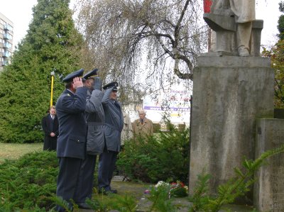 K pomníku padlým v rámci Dne válečných veteránů položili kytice jak představitelé města, tak i bývalí vojenští letci z Příbora.<br/>                                                                         
FOTO: DANA HOĎÁKOVÁ
