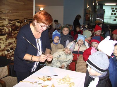 Ruční výrobě vánočních ozdob ze slámy se zájmem přihlíželi i nejmladší návštěvníci burzy nápadů konané v kulturním domě.<br/>                                                                   
FOTO: ILONA HOFFMANNOVÁ
