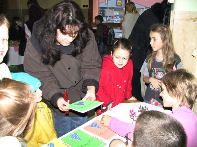 Ručně vyrobené kuchařky šly na Jarmarku naděje na odbyt. Ty skončí jako vánoční dárek pod stromečkem.<br/>               
FOTO: ILONA HOFFMANNOVÁ

