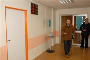 Vyvolávací systém přinesl zklidnění situace na odboru dopravy i na odboru správním. Klienti se nepředbíhají, a nevznikají tak zbytečné hádky.<br/>                                                 
FOTO: DAVID MACHÁČEK
