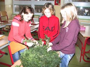 Dvojčata Gabriela a Petra Šípovy s Veronikou Hynečkovou při finální úpravě adventního věnce, který bude zdobit petřvaldskou základní školu.<br/>                                      
FOTO: ILONA HOFFMANNOVÁ
