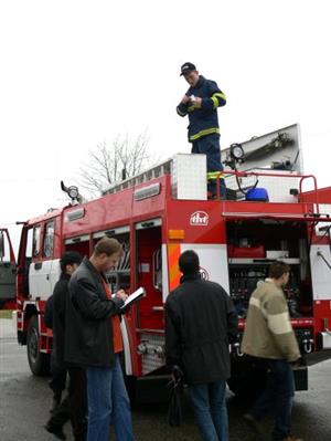 Přejímka nové hasičské automobilové cisterny byla opravdu důkladná. Nejdříve byla pečlivě zkontrolována výbava, poté si hasiči vyzkoušeli jízdní vlastnosti vozu.<br/>                 
FOTO: DANA HOĎÁKOVÁ

