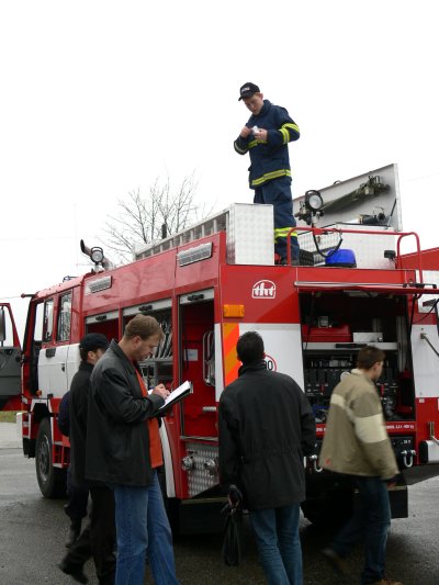 Přejímka nové hasičské automobilové cisterny byla opravdu důkladná. Nejdříve byla pečlivě zkontrolována výbava, poté si hasiči vyzkoušeli jízdní vlastnosti vozu.<br/>                 
FOTO: DANA HOĎÁKOVÁ
