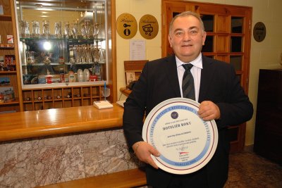 Jiří Guzdek, který ve Štramberku vybudoval vyhledávaný hotel Gong, byl pro letošní rok zvolen nezávislým hoteliérem roku. Na snímku je s trofejí, kterou získal.<br/>                  
FOTO: DAVID MACHÁČEK
