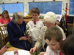Děti si na setkání pozvaly i paní Ťahurovou (na snímku vlevo), s níž udržují přátelské vztahy.<br/>                                     FOTO: ILONA HOFFMANNOVÁ