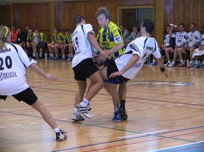 Tomáš Veřmiřovský se probíjí frýdeckomísteckou obranou v nedělním vítězném utkání.<br/>                                                            FOTO: ONDŘEJ ZAPLETAL